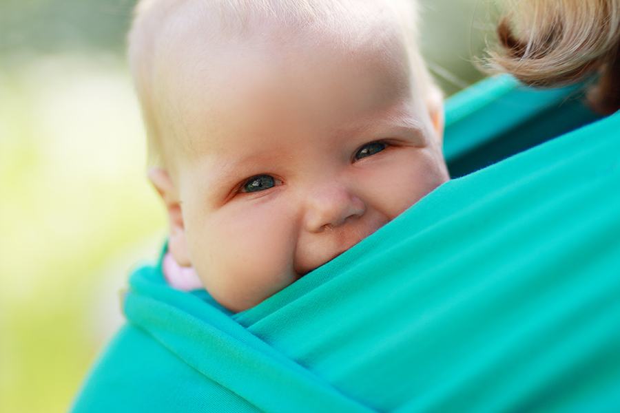 babywearing-makes-babies-happier