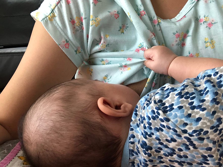 breastfeeding-leaking-breast-milk