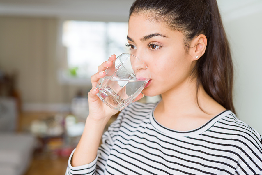 Drink-plenty-of-water-to-reduce-postpartum-swelling